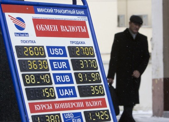 „Reuters“/„Scanpix“ nuotr./Devalvavus nacionalinę valiutą baltarusių perkamoji galia sumažės.