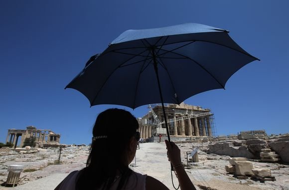 „Reuters“/„Scanpix“ nuotr./Turistai Atėnuose