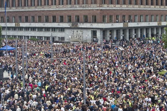 „Reuters“/„Scanpix“ nuotr./Žmonės Osle dalyvauja „gėlių žygyje“