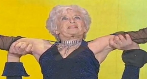 Kadras iš „Youtube“/Salsos močiutė.
