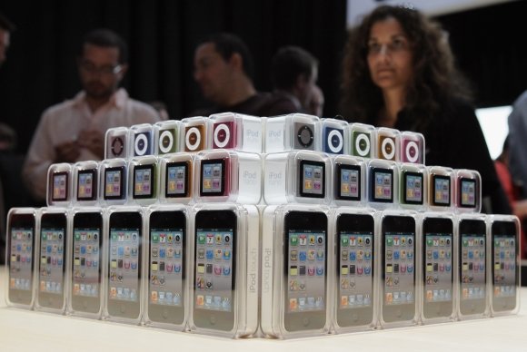 AFP/„Scanpix“ nuotr./Naujoji „iPod“ grotuvų serija (nuo apačios): „iPod Touch“, „iPod Nano“ ir „iPod Shuffle“. 