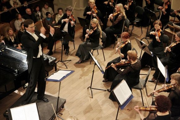 Orkestro nuotr./Kauno miesto simfoninis orkestras ir M.Pitrėnas.