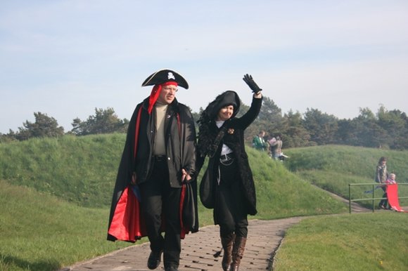 Ginos Kubiliūtės/15min.lt nuotr./Naglis Puteikis su žmona 2011 m. renginyje Jūrų muziejuje
