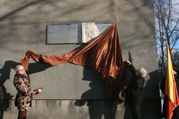 A.Kripaitės nuotr./Ant Mažvydo alėjos daugiabučio 2009-aisiais pakabinta memorialinė lenta A.Žaliui.