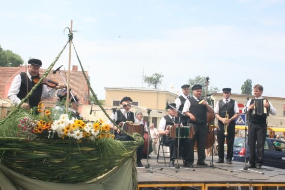 J.Andriejauskaitės/15min.lt nuotr./Liejasi liaudiška muzika. 