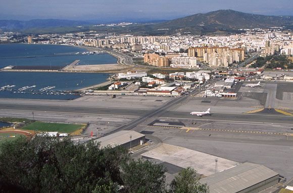 „Scanpix“ nuotr./Gibraltaro oro uostas stebina visus atvykusius turistus. Kilimo ir nusileidimo takas įrengtas judrioje gatvėje, kur didelis automobilių srautas