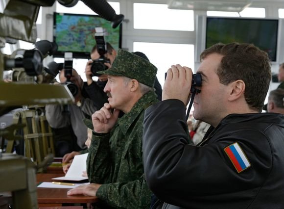 „Scanpix“ nuotr./Medvedevas drauge su Lukašenka stebės karinių mokymų baigiamąjį etapą 