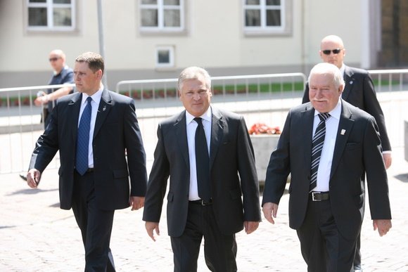Juliaus Kalinsko / 15min nuotr./Buvę Lenkijos prezidentai Aleksandras Kwasniewskis (antras iš kairės) ir Lechas Walesa