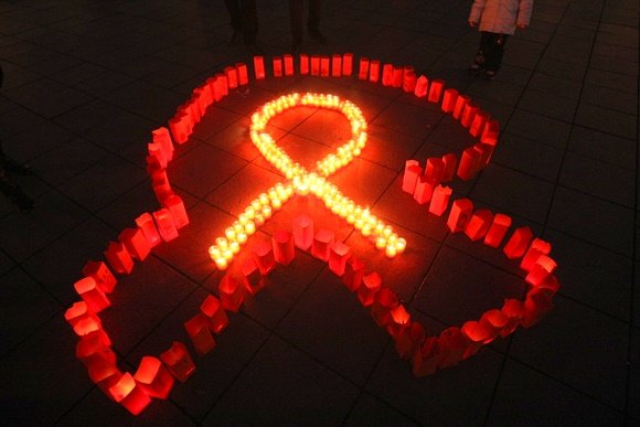 Juliaus Kalinsko/15min.lt nuotr./Žvakės V.Kudirkos aikštėje degė kovos su AIDS dienos proga.