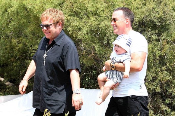 „Scanpix“ nuotr./Eltonas Johnas (kairėje) su sutuoktiniu Davidu Furnishu ir sūnumi Zachary 
