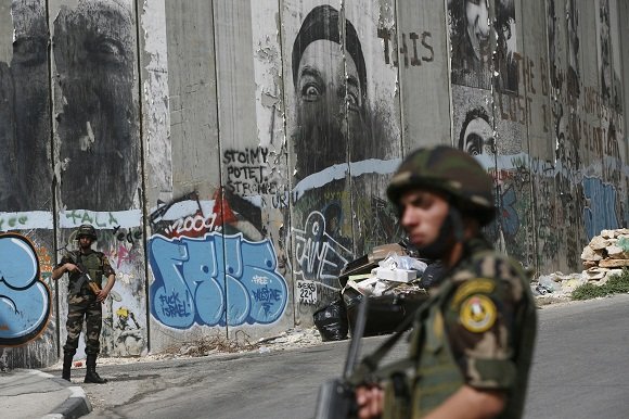 AFP/„Scanpix“ nuotr./Izraelį nuo Palestinos Autonomijos teritorijų skirianti saugumo siena