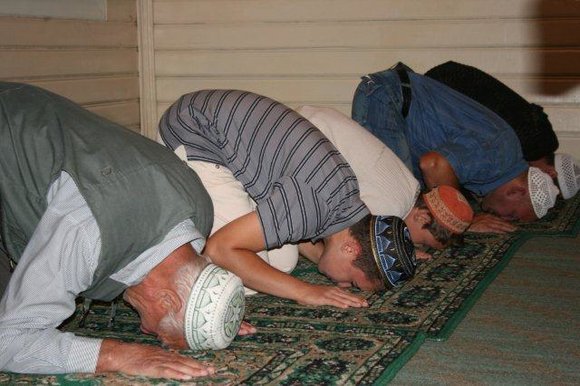 Linos Balsytės nuotr./Antrąjį Ramadano penktadienį Lietuvos totoriai pasitiko bendra malda