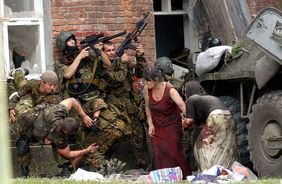 AFP/„Scanpix“ nuotr./Beslano tragedijos įkaitų vadavimo operacija