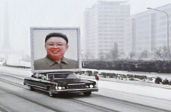 AFP/„Scanpix“ nuotr./Šiaurės Korėjos lyderio Kim Jong Ilo portretas ant automobilio