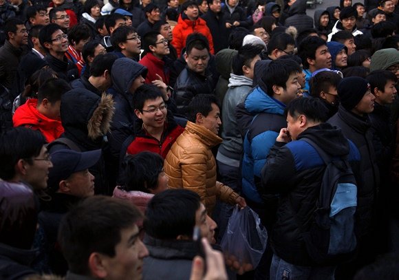 „Reuters“/„Scanpix“ nuotr./Minia žmonių prie „Apple“ parduotuvės Pekine