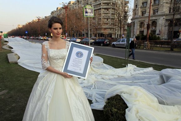 „Reuters“/„Scanpix“ nuotr./Emma Dumitrescu laiko Guinnesso rekordo sertifikatą