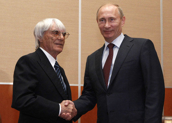 „Reuters“/„Scanpix“ nuotr./B.Ecclestone'as ir V.Putinas pasirašė sutartį dėl F1 lenktynių Rusijoje