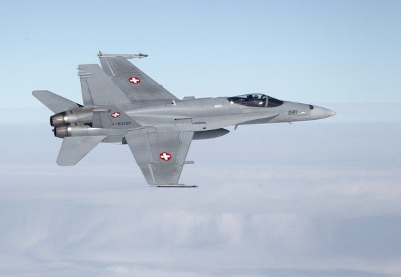 „Reuters“/„Scanpix“ nuotr./Šveicarijos kariuomenės FA-18 naikintuvo treniruotės