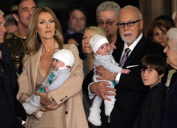 „Reuters“/„Scanpix“ nuotr./Celine Dion su vyru Rene Angelilu ir dvynukais Nelsonu ir Eddy