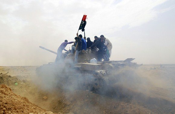 „Reuters“/„Scanpix“ nuotr./Libijos sukilėliai ant tanko