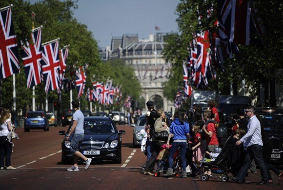 AFP/„Scanpix“ nuotr./Vėliavomis papuošta centrinė Londono gatvė