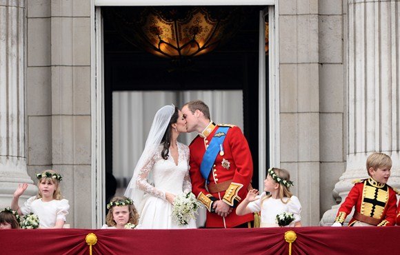 AFP/„Scanpix“ nuotr./Kate Middleton ir princo Williamo bučinys