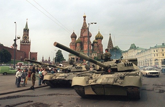 AFP/„Scanpix“ nuotr./1991 metų rugpjūčio 19-ąją Maskvos centre pasirodė tankai.