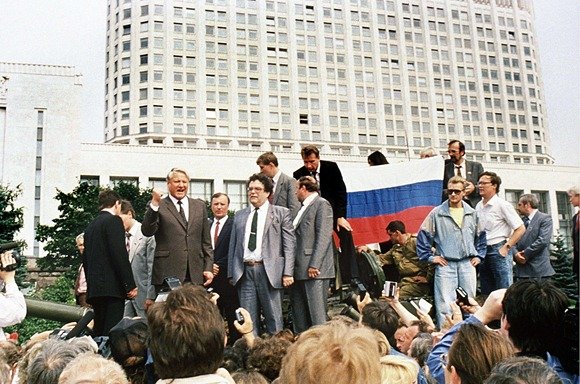 AFP/„Scanpix“ nuotr./Prie Rusijos Baltūjų rūmų ant tanko užsilipęs Borisas Jelcinas sako kalbą (1991 m. rugpjūčio 19 d.).
