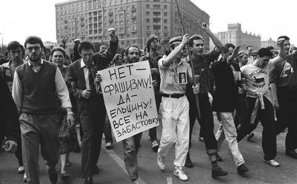 AFP/„Scanpix“ nuotr./Žmonės žygiuoja link Rusijos Baltųjų rūmų, o ant plakato parašyta „Ne fašizmui! Taip Jelcinui! Visi į streiką!“ (1991 m. rugpjūčio 19 d.).