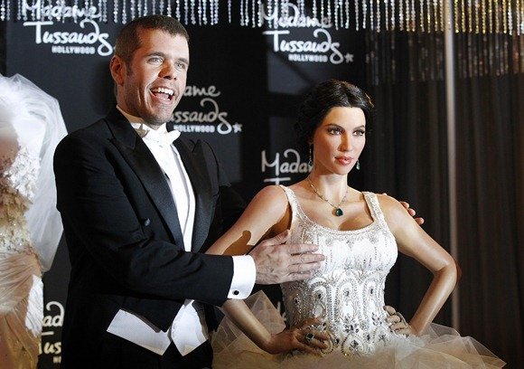 „Reuters“/„Scanpix“ nuotr./Perezas Hiltonas prie vaškinės Kim Kardashian figūros