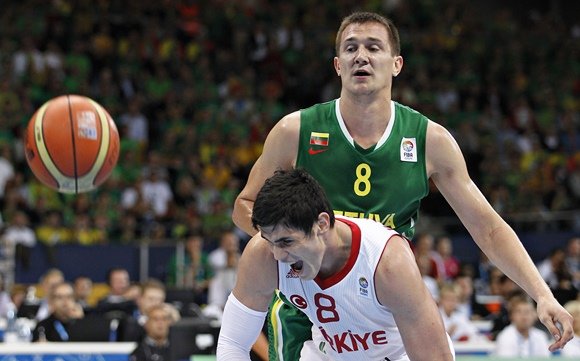 FIBA/Liusjeno Kulbio nuotr./Paulius Jankūnas ir Ersanas Ilyasova