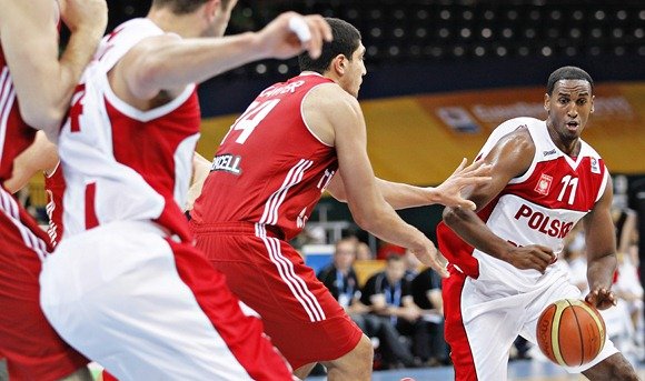 FIBA/Liusjeno Kulbio nuotr./Thomas Kelati (su kamuoliu)