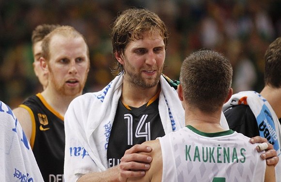 FIBA/Liusjeno Kulnio nuotr. /Dirkas Nowitzki sveikina Rimantą Kaukėną.