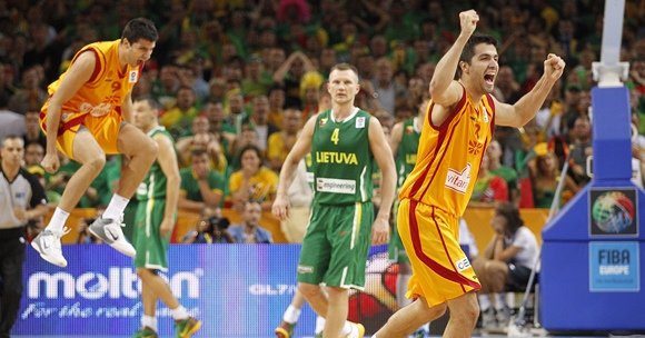 FIBA/Liusjeno Kulbio nuotr./Makedonijos krepšininkai džiaugiasi pergale