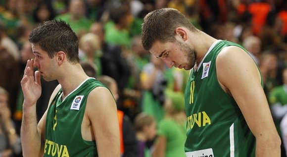 FIBA/Liusjeno Kulbio nuotr./Mantas Kalnietis ir Jonas Valančiūnas