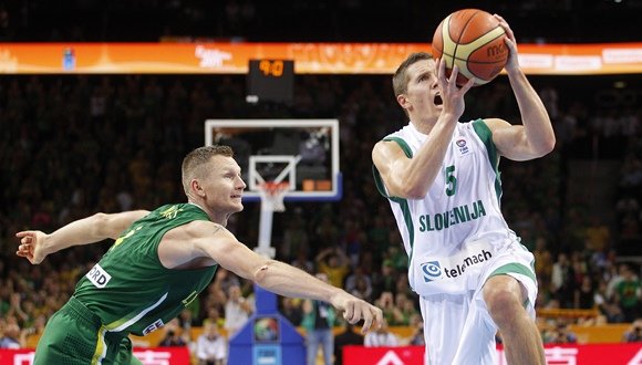 FIBA/Liusjeno Kulbio nuotr./Rimantas Kaukėnas ir Jaka Lakovičius (dešinėje)