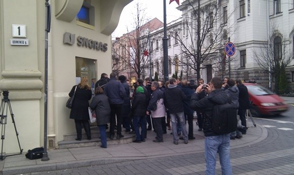 Juliaus Kalinsko / 15min nuotr./Žmonės laukia eilėje prie „Snoro“ banko Gedimino prospekte.