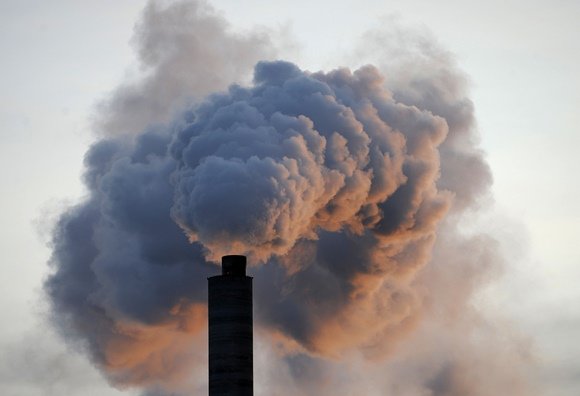AFP/„Scanpix“ nuotr./Iš fabriko veržiasi dūmai