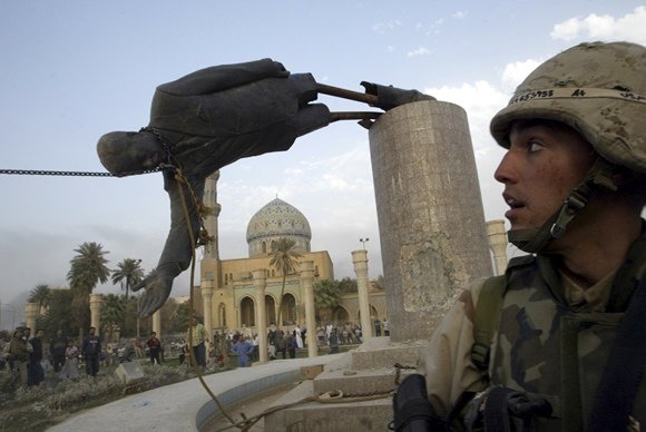 „Reuters“/„Scanpix“ nuotr./Nuverčiama Saddamo Husseino statula (2003 balandžio 9 d.)
