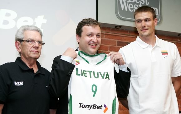 „Reuters“/„Scanpix“ nuotr./Antanas Guoga su Vladu Garastu ir Robertu Javtoku