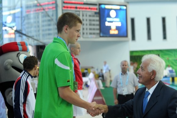 Alfredo Pliadžio nuotr./Plaukikui D.Rapšiui įteikimas sidabro medalis 2011 metais.