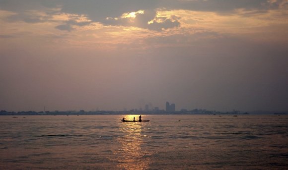 „Scanpix“ nuotr./Kongo upė ir sostinė Kinšasa fone