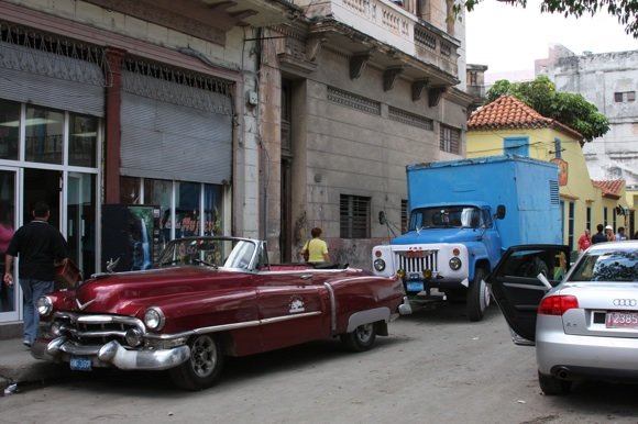E.Norkevičiūtės nuotr./Kuboje maišosi ir seni antikvariniai amerikiečių atumobiliai, ir rusiški, ir nauji europietiški 