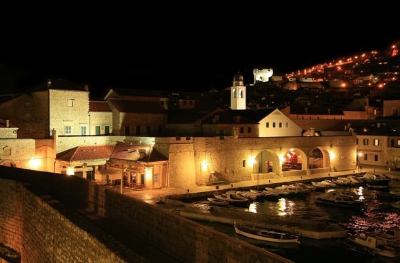123rf.com nuotr. / Dubrovnikas naktį, Kroatija