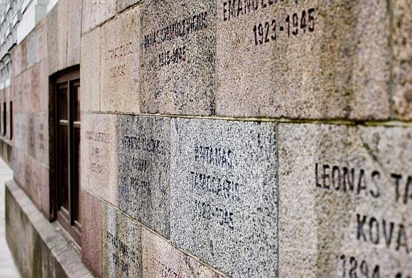 Sauliaus Žiūros/BFL nuotr./Sovietinio režimo aukų pavardės, iškaltos ant buvusių KGB rūmų pastato sienų.