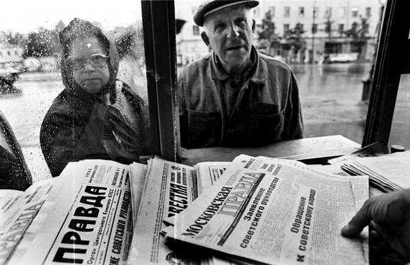 AFP/„Scanpix“ nuotr./1991 metų rugpjūčio 20-ąją eilė prie spaudos kiosko