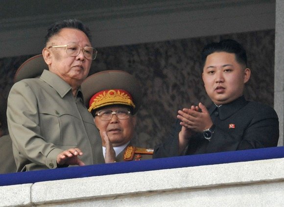 „Reuters“/„Scanpix“ nuotr./Šiaurės Korėjos lyderis Kim Jong-Ilas (kairėje) su savo jaunausiu sūnumi Kim Jong-Unu