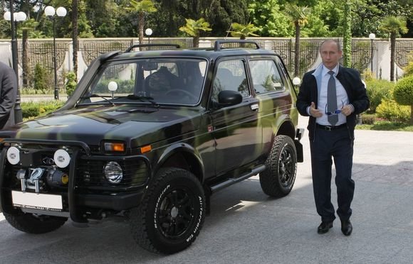 AFP/„Scanpix“ nuotr./V.Putinas su savo „Niva“