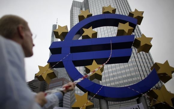 „Reuters“/„Scanpix“ nuotr./Euro ženklas prie Europos centrinio banko Frankfurte prie Maino.