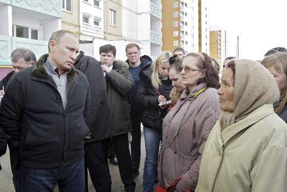 „Reuters“/„Scanpix“ nuotr./Vladimiras Putinas kalbasi su Astrachanėje butų netekusiais gyventojais.